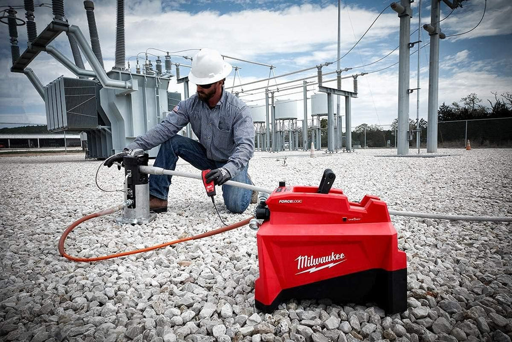 Milwaukee Electric - M18 Force Logic 10000 PSI Hydraulic Pump KIT