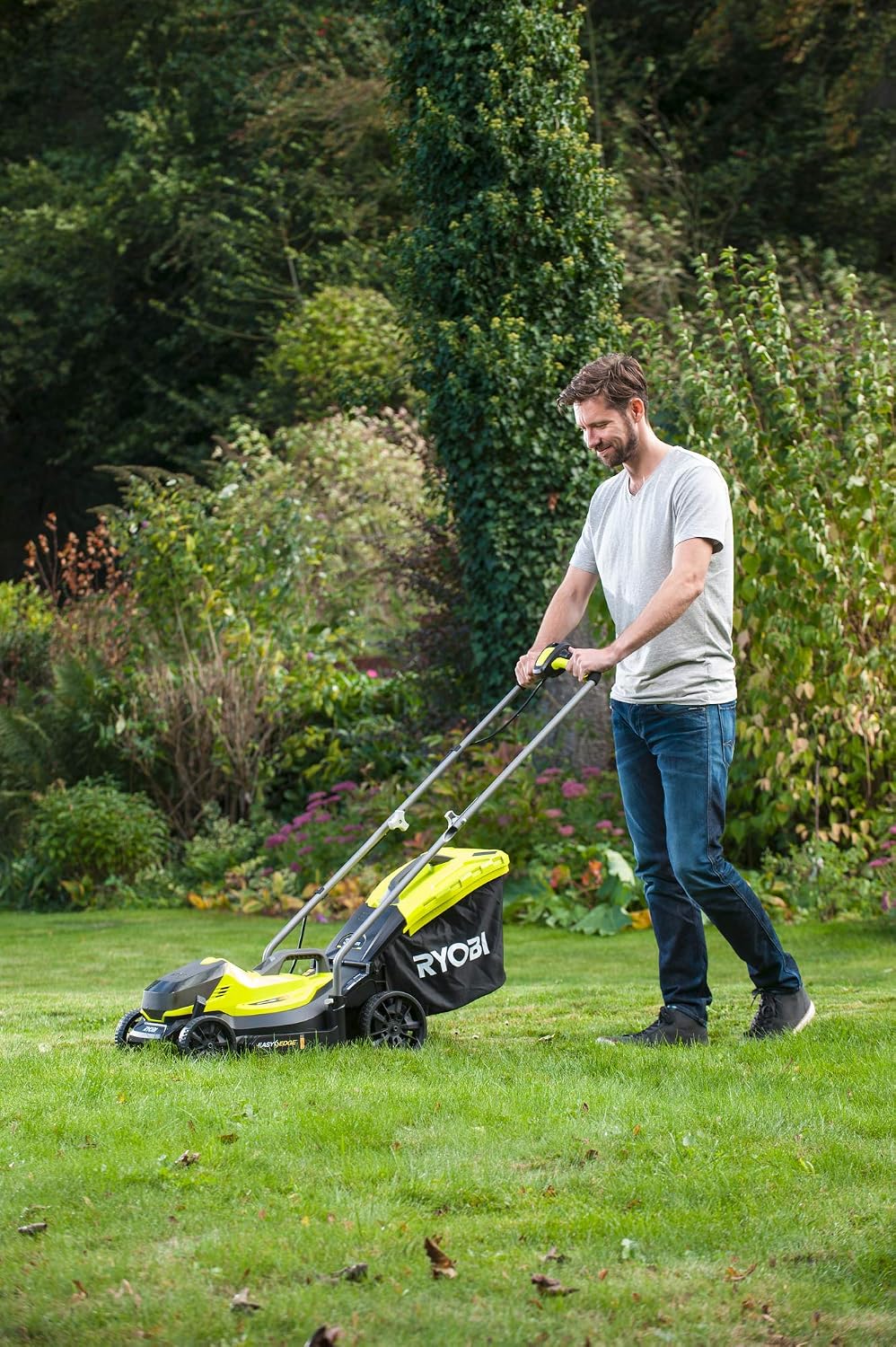 Ryobi 5133004306 RLM18X33B40 Lawn Mower (Width 33 cm, Adjustable Cutting Height, with 35 L Bag and Mulch Wedge, with Battery)