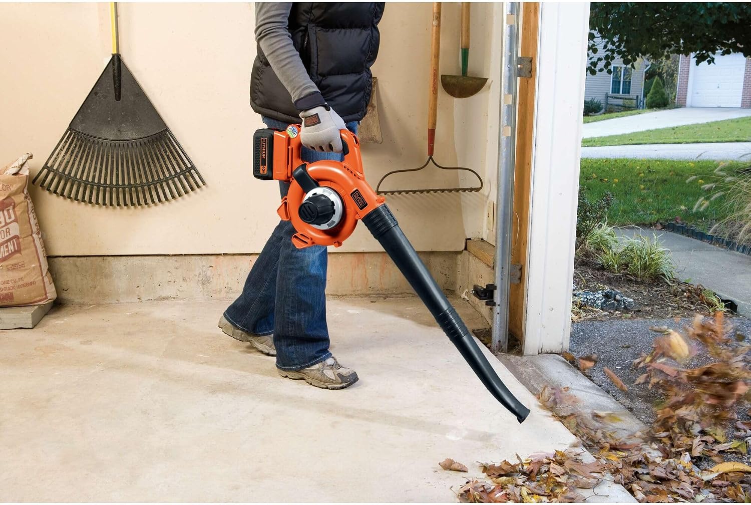 BLACK+DECKER 40V MAX* Cordless Hard-Surface Sweeper with POWERCOMMAND (LSW36)