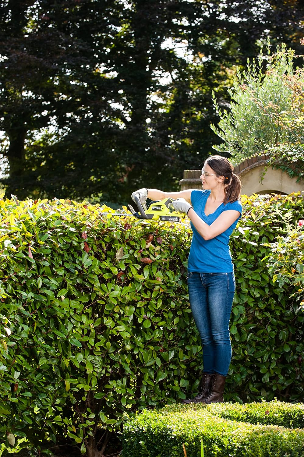 RYOBI - ONE+ 18V Cordless Electric Battery Hedge Trimmer - 45cm Blades for Young Hedges, Fine Twigs, Small Plants and Ornaments - Comes with 1 Protective Sheath - OHT1845