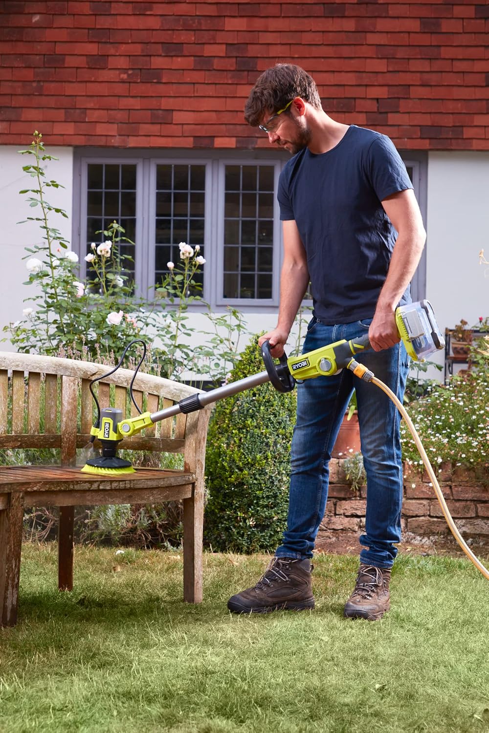 Ryobi RWTS18-0 18V ONE Plus Telescopic Scrubber with Water Feed (Bare Tool) | 15 cm brush head, max. Idle speed min 0-2100, without battery and charger