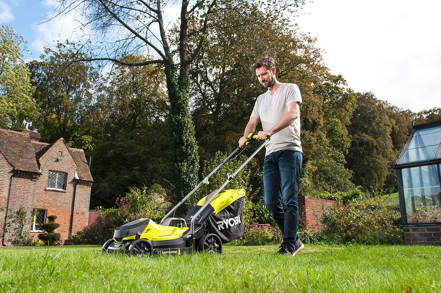 Ryobi 5133004306 RLM18X33B40 Lawn Mower (Width 33 cm, Adjustable Cutting Height, with 35 L Bag and Mulch Wedge, with Battery)